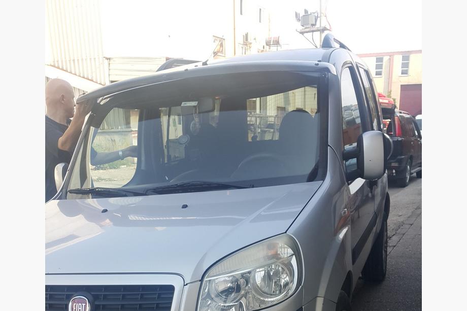 Fiat Doblo I 2001-2005 Daszek na przednia szybe (czarny polysk, 5mm) Zdjęcia 3