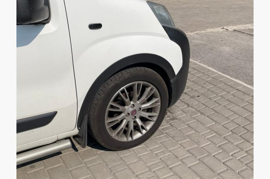 Fiat Fiorino/Qubo 2008-2024 Nakładki na nadkola (4 szt, czarne) 1 Drzwi Bocznych, Metalowe Zdjęcia 3