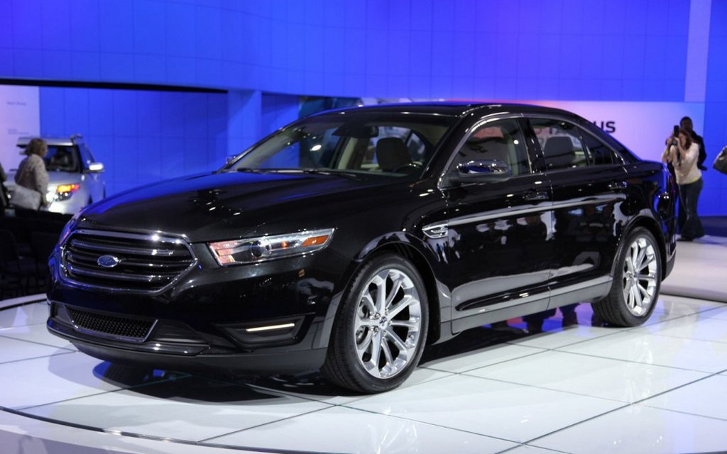 Przegląd sedan Ford Taurus 2013-go roku modelowego