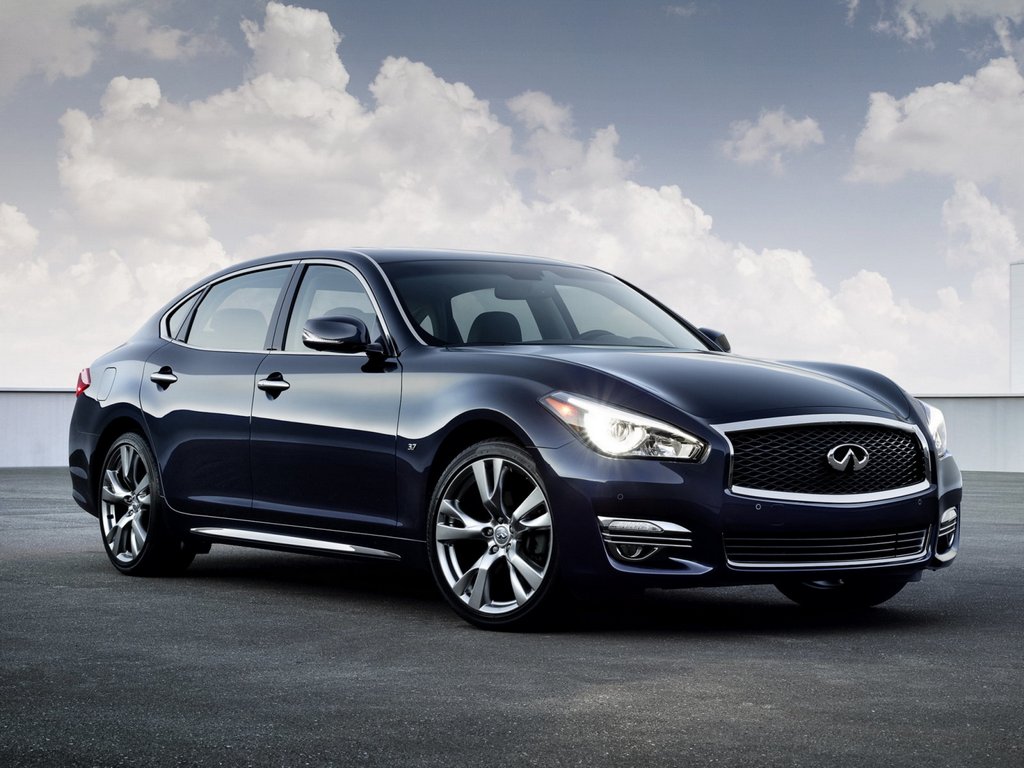 Sedan klasy biznes Infiniti Q70