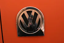 Volkswagen Caddy 2004-2010 Obwódka tylnego logo (stal nierdzewna) zdjęcia 1