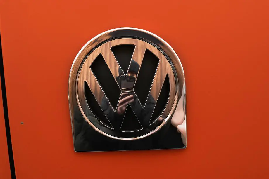 Volkswagen Caddy 2004-2010 Obwódka tylnego logo (stal nierdzewna) Image
