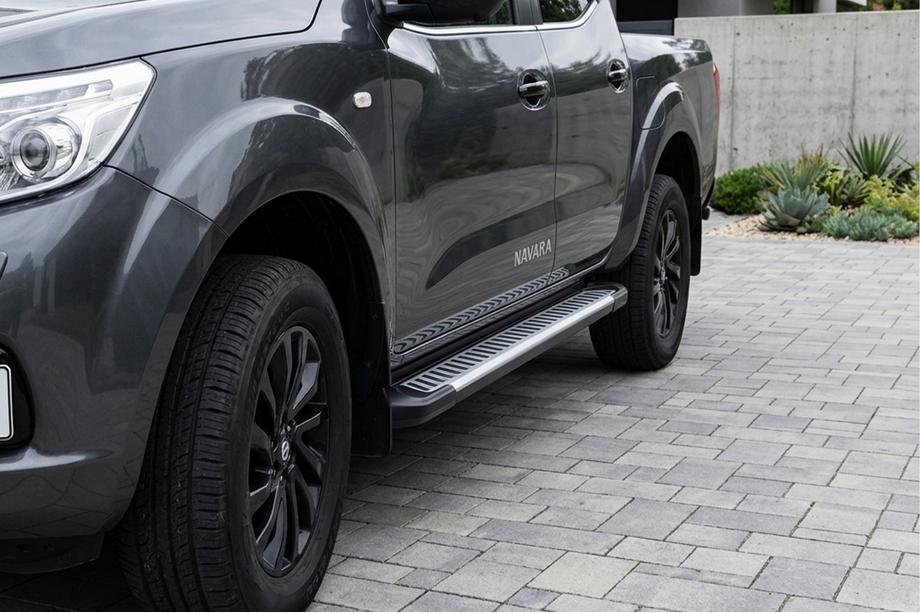 Nissan Navara/NP300 2016- Progi Boczné Line (2 szt., Aluminium) Image