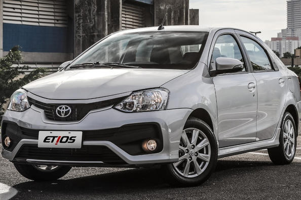 Przegląd budżetowego sedana Toyota Etios