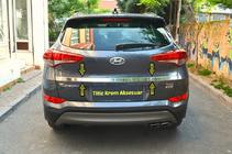 Hyundai Tucson TL 2016-2021 Listwa klapy nad tablicą rejestracyjną (2015–2018, górna, szeroka, stal nierdzewna) zdjęcia 2