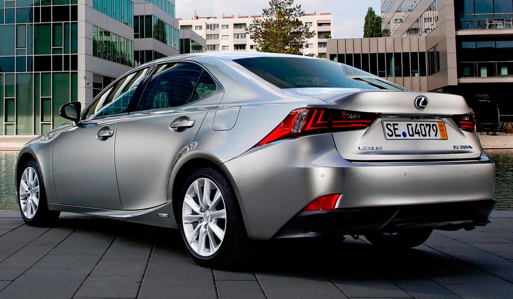 Odświeżony Lexus IS sedan
