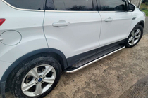 Ford Kuga/Escape 2013-2019 Progi Boczné Maydos V2 (2 szt., Aluminium + Stal Nierdzewna) Z listwami na drzwiach zdjęcia 1