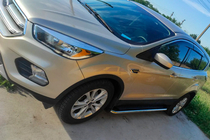 Ford Kuga/Escape 2013-2019 Progi Boczné Maydos V2 (2 szt., Aluminium + Stal Nierdzewna) Z listwami na drzwiach zdjęcia 5