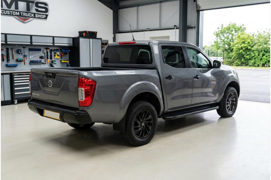 Nissan Navara/NP300 2016- Progi Boczne Bosphore Black (2 szt., Aluminium) Image