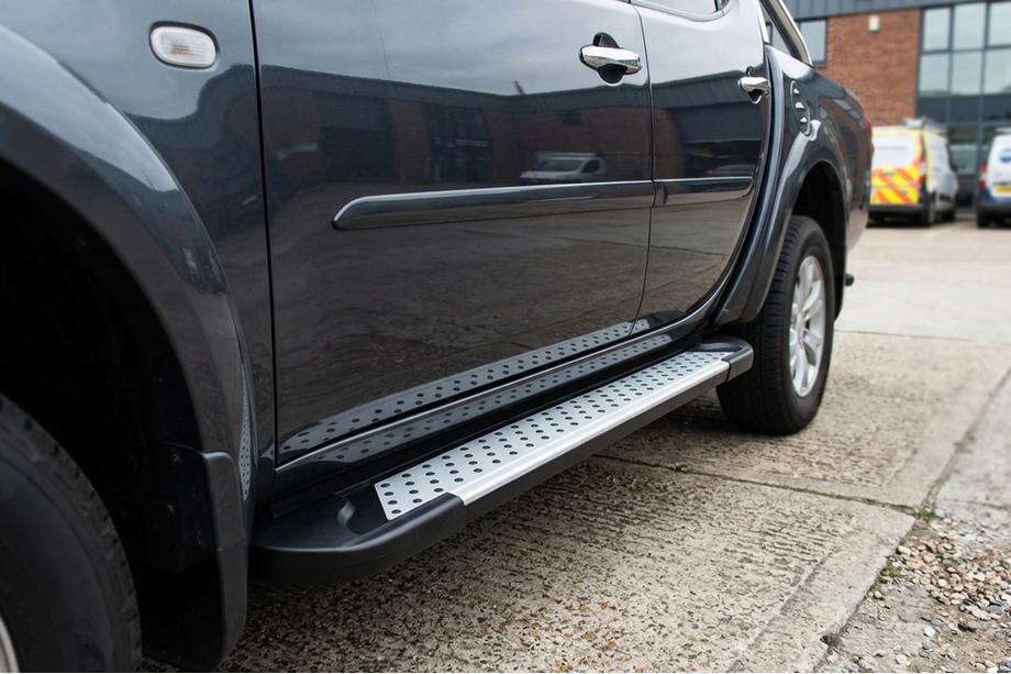Mitsubishi L200 2015-2024 Progi Boczne Allmond Grey (2 szt., Aluminium) Image