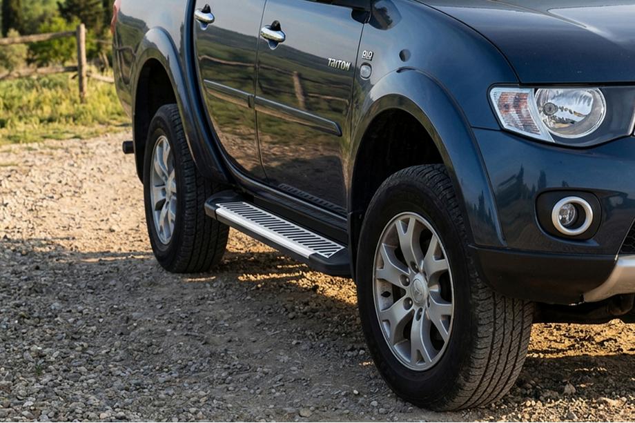 Mitsubishi L200 2015-2024 Progi Boczne Line (2 szt., Aluminium) Image