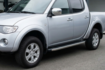 Mitsubishi L200 2015-2024 Progi Boczne BlackLine (2 szt, Aluminium) zdjęcia 1
