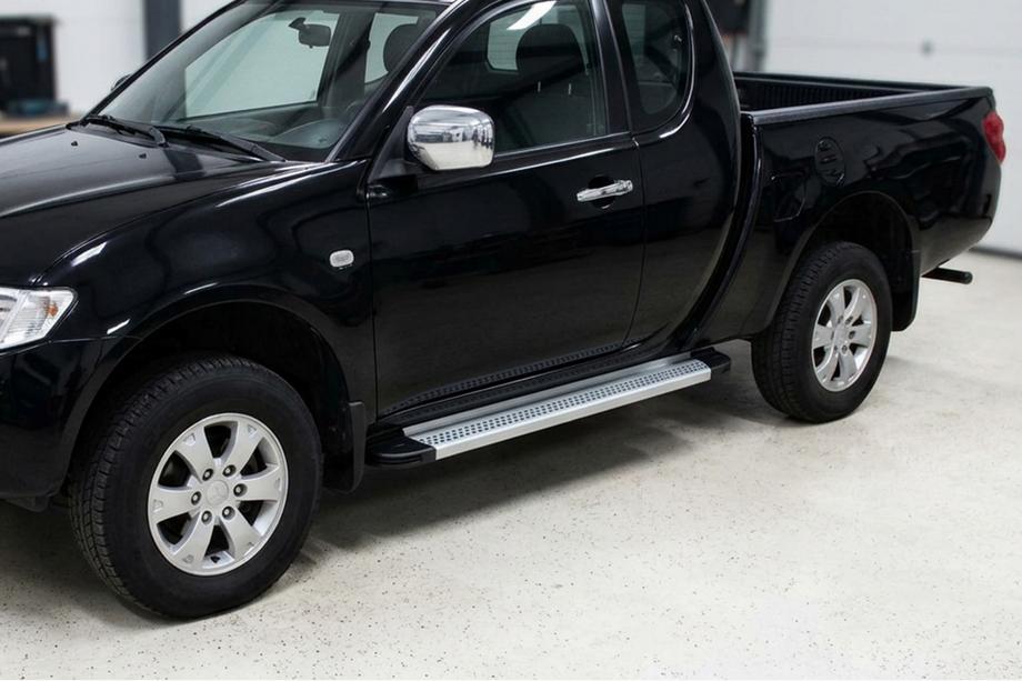 Mitsubishi L200 2015-2024 Progi Boczne Maya V2 (2 szt., Aluminium) Image
