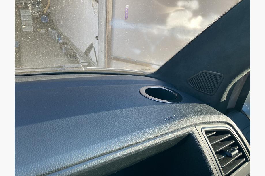 Volkswagen T6 2015-2024 Nakładka na uchwyt na kubek (2 szt., Czarny chrom) Zdjęcia 2