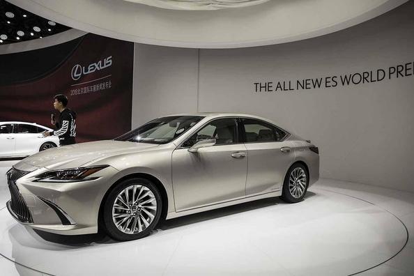 Sedan siódmej generacji Lexus ES