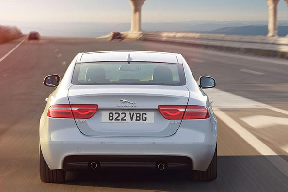 Przegląd sedan Jaguar XE Zdjęcie 7