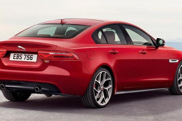 Przegląd sedan Jaguar XE Zdjęcie 2