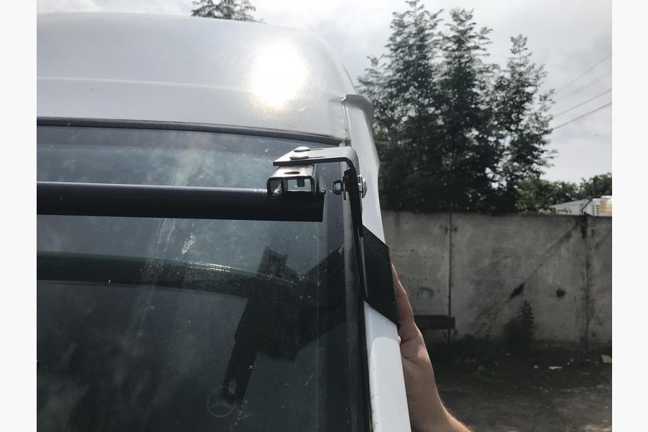 Mercedes Sprinter W901/902/903/904/905 1995–2006 Daszek na przednia szybe (czarny polysk, 5mm) Zdjęcia 12