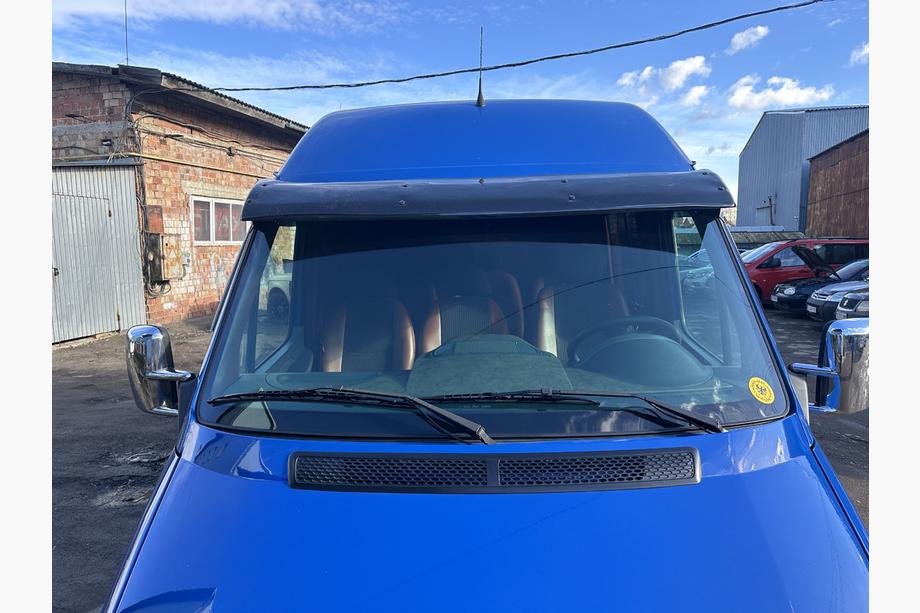 Mercedes Sprinter W901/902/903/904/905 1995–2006 Daszek na przednia szybe (czarny polysk, 5mm) Zdjęcia 4