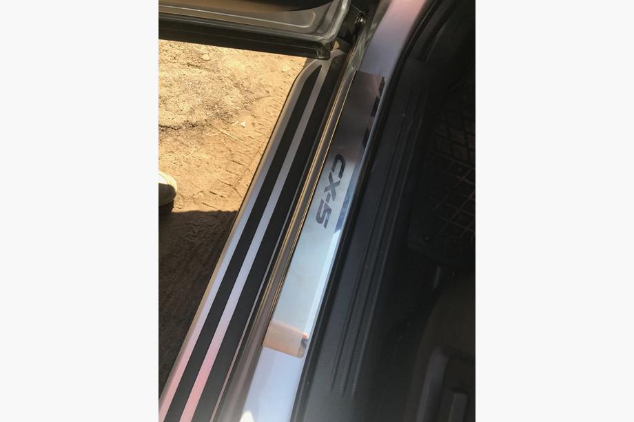 Mazda CX-5 2017–2025 Nakładki progowe Nataniko (4 szt., stal nierdzewna) Standard - Taśma Lohmann, 0,5 mm Zdjęcia 4