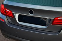 BMW 5 Series F10/F11 2010–2016 Listwa SD ze stali nierdzewnej nad tablicą rejestracyjną zdjęcia 5