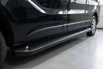 Nissan NV300/Primastar 2016- Progi Boczné Allmond Black (2 szt., Aluminium) zdjęcia 1