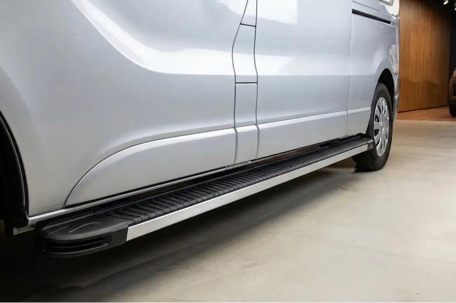 Nissan NV300/Primastar 2016- Progi Boczné Maya V1 (2 szt., Aluminium) Image