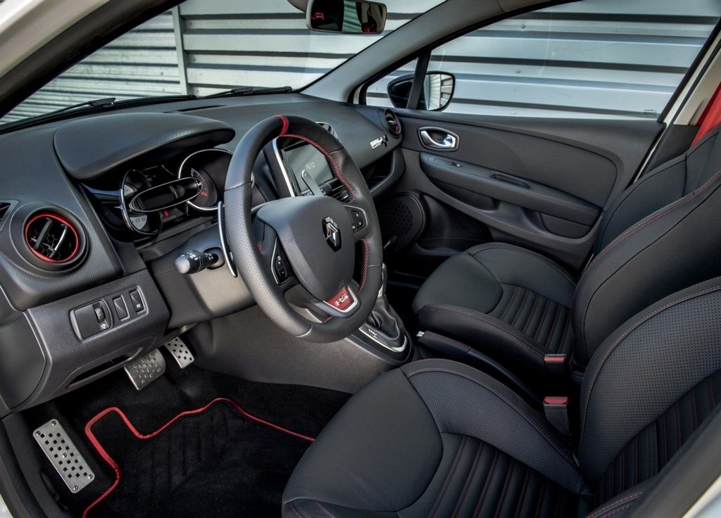 Przegląd naładowana hatchback Renault Clio RS