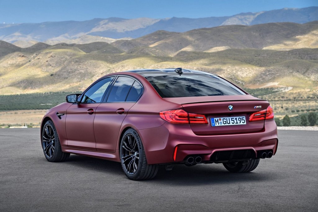 Sportowy sedan BMW M5 szóstej generacji