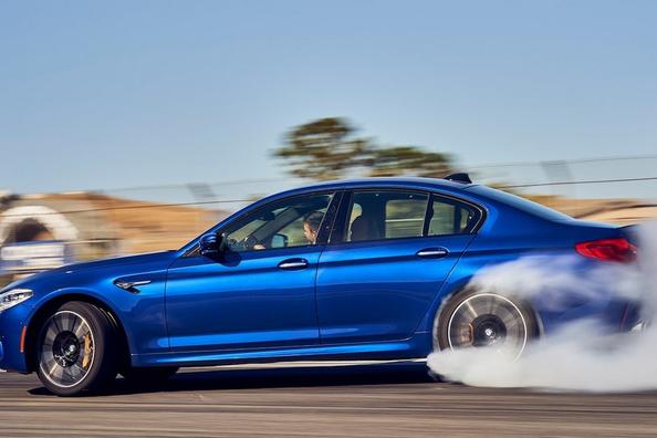 Sportowy sedan BMW M5 szóstej generacji