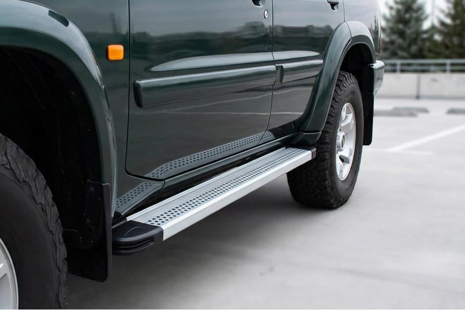 Nissan Patrol Y61 1997-2011 Progi Boczne Maya V2 (2 szt., Aluminium) Image