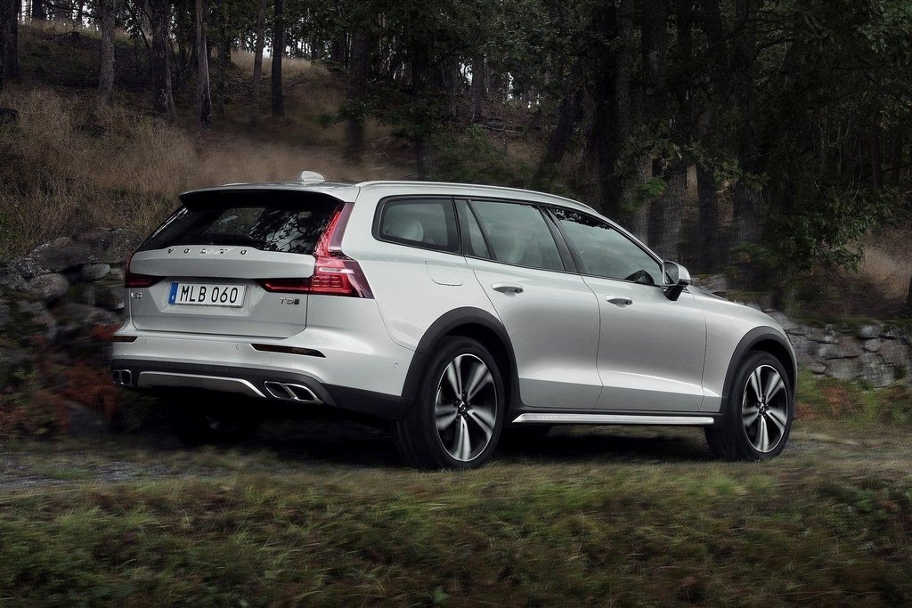 Druga generacja kombi terenowe Volvo V60 Cross Country
