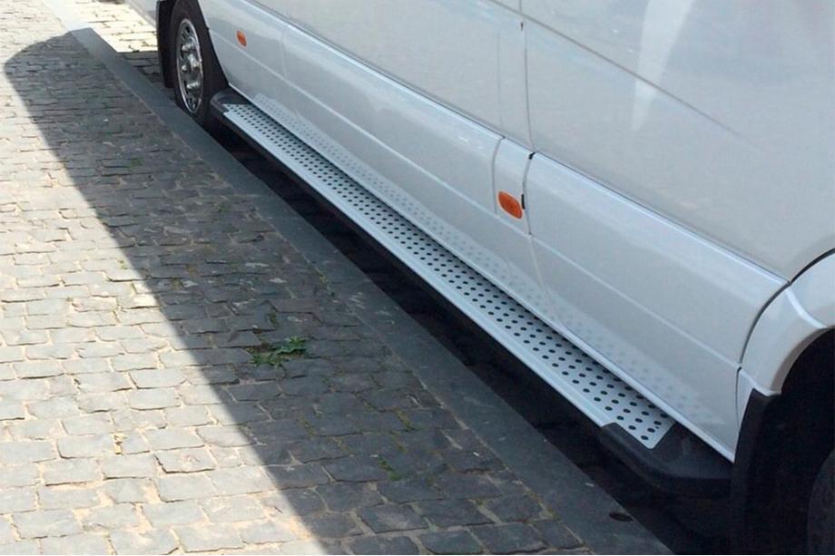 Mercedes Sprinter W907/W910 2018- Progi Boczné Allmond Grey (2 szt., Aluminium) Long/ExtraLong Image