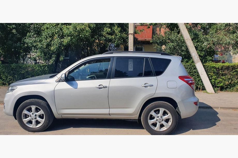 Toyota Rav 4 2006-2013 Relingi dachowe Skyport (czarne) Krótki Rozstaw Osi Zdjęcia 3