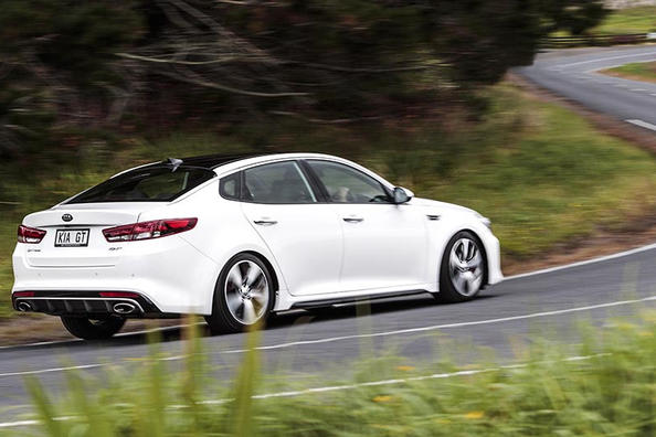 Przegląd naładowana sedana KIA Optima GT Zdjęcie 3