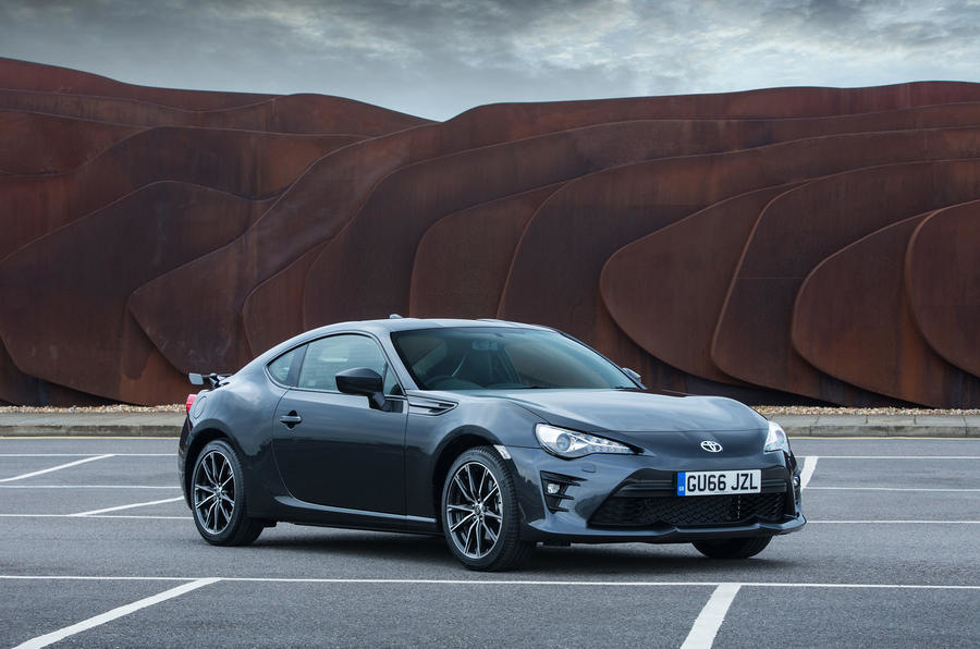 Przegląd zaktualizowanego coupe Toyota GT86