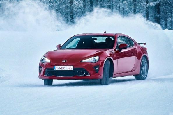 Przegląd zaktualizowanego coupe Toyota GT86