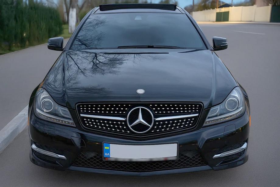Mercedes C-class W204 2007-2015 Atrapa Przednia Diamond Black Image