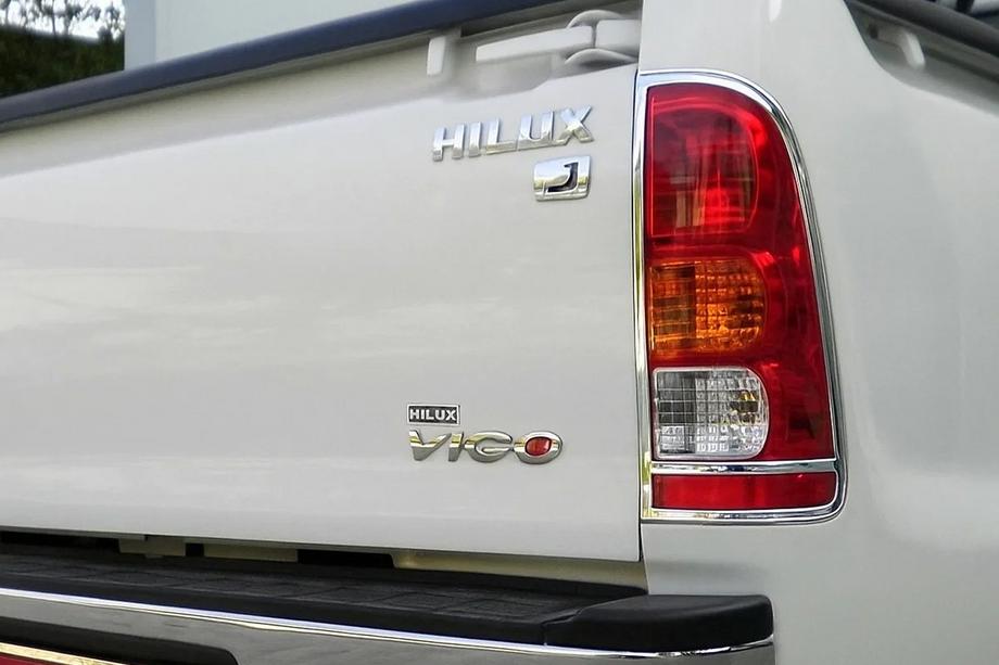 Toyota Hilux 2006-2015 Chromowane Nakladki na Tylne Lampy 2004-2008 (2 szt, plastik) Image