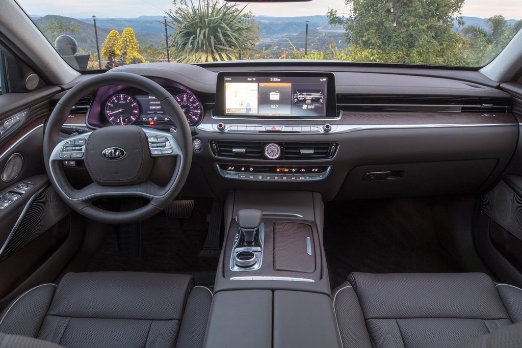 Apartament typu executive sedan KIA K900