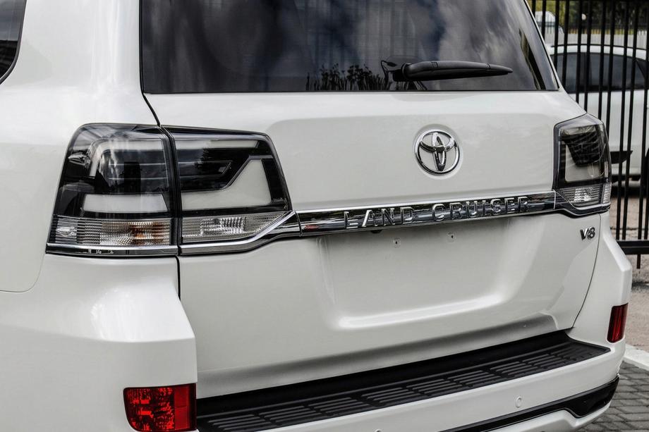 Toyota Land Cruiser 200 2007-2021 Tylne Lampy 2016+ (Executive Black) Image