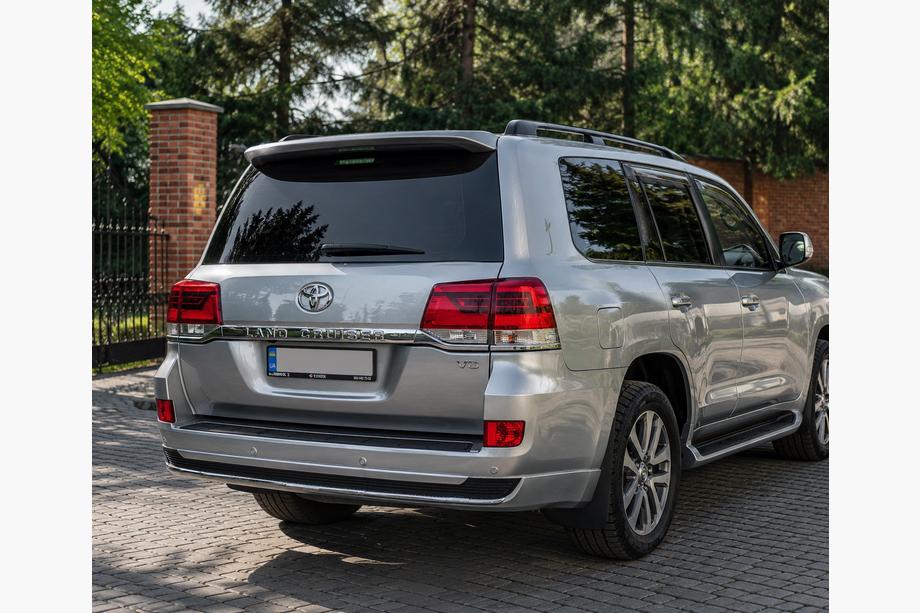 Toyota Land Cruiser 200 2007-2021 Zestaw body kit 2016-2021 (Executive 2019) Czarny Zdjęcia 3