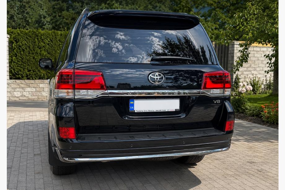 Toyota Land Cruiser 200 2007-2021 Zestaw body kit 2016-2021 (Executive 2019) Czarny Zdjęcia 8