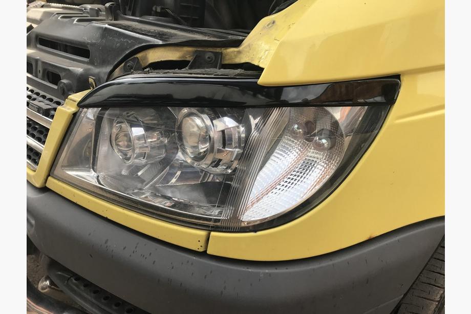 Mercedes Sprinter W901/902/903/904/905 1995–2006 Brewki na reflektory (czarne, ABS, 2000-2006) Zdjęcia 3