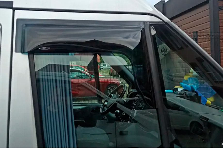 Ford Transit 2000–2014 Deflektory Okien (2 szt, HIC) Image