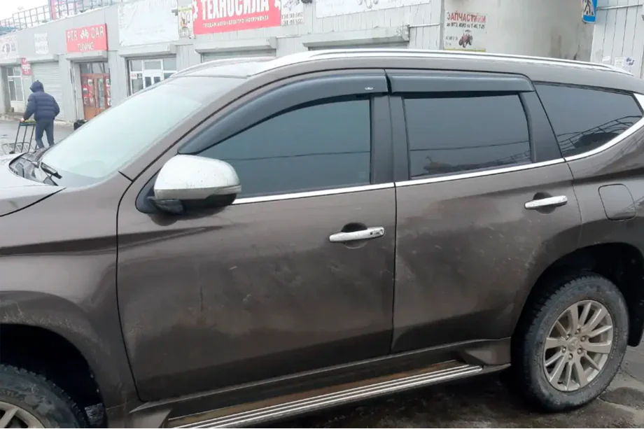 Mitsubishi Pajero Sport 2015- Deflektory Okien (4 szt, HIC) Image