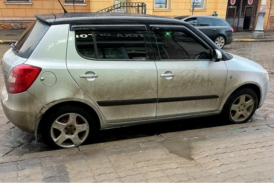 Skoda Fabia 2007-2014 Deflektory Okien HB (4 szt, HIC) Zdjęcia 6