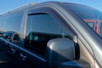 Volkswagen T5 Caravelle 2004-2010 Deflektory Okien (2 szt, HIC) zdjęcia 10