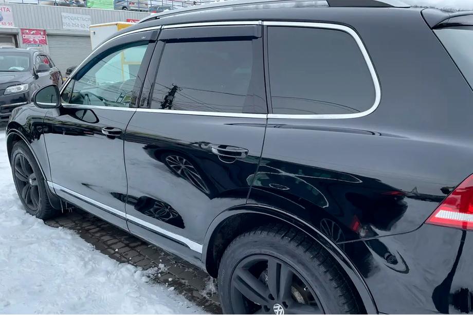 Volkswagen Touareg 2010-2018 Deflektory szyb z listwą chromowaną (4 szt, HIC) Zdjęcia 11