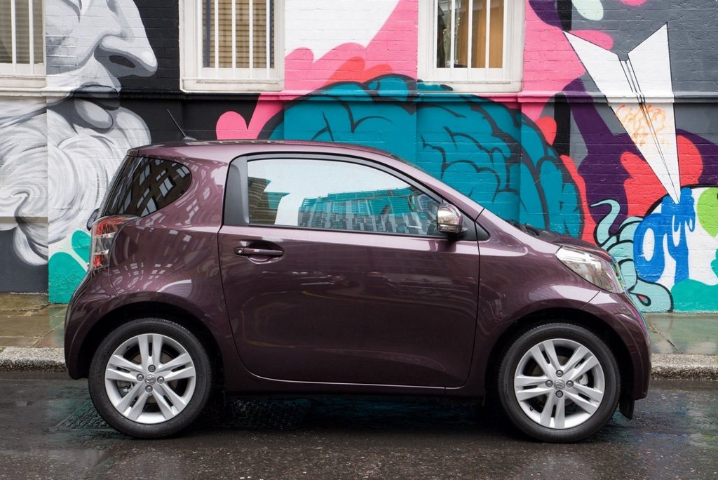 Kompaktowy trzydrzwiowy hatchback Toyota iQ